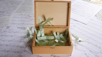 coffret à musique ouvert avec tickets